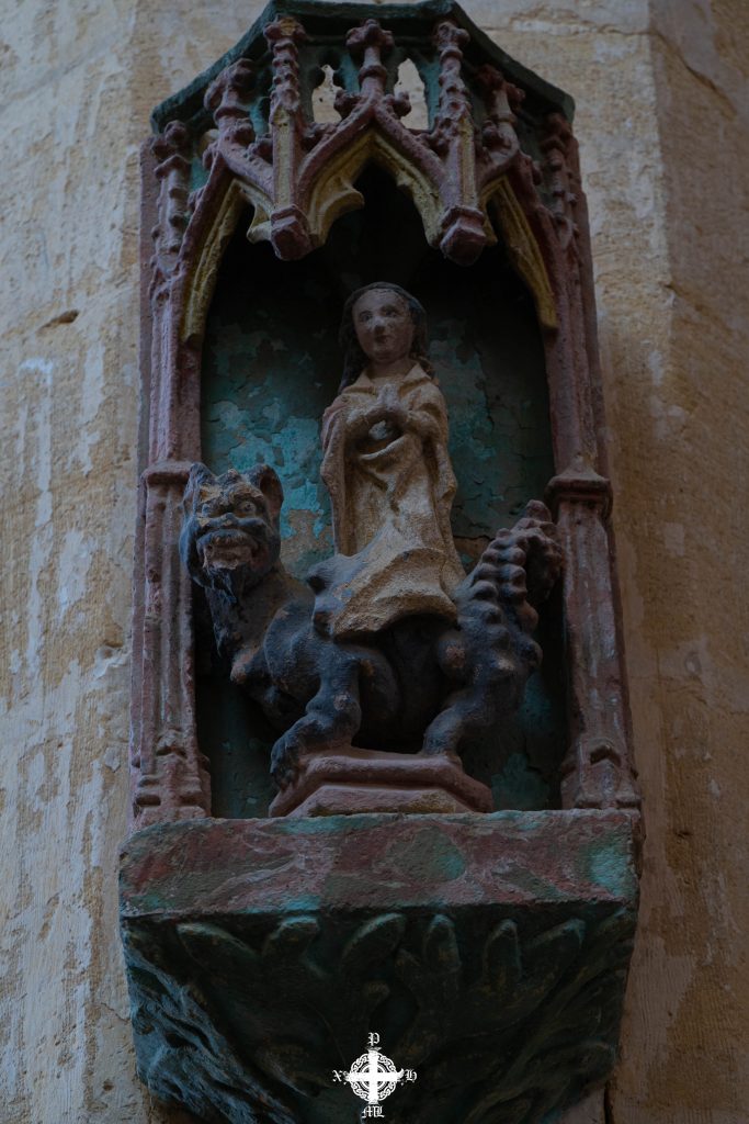 Statue de Sainte Marguerite d'Antioche issant du dragon